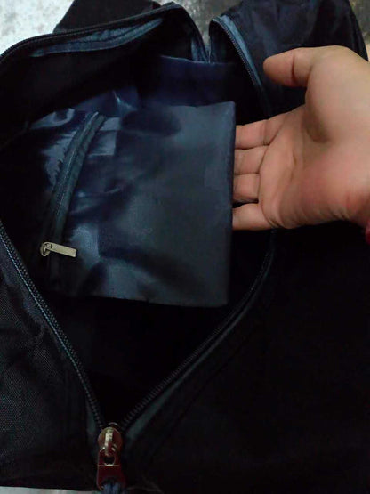 Dark blue fitness bag with front zipper and inner compartment