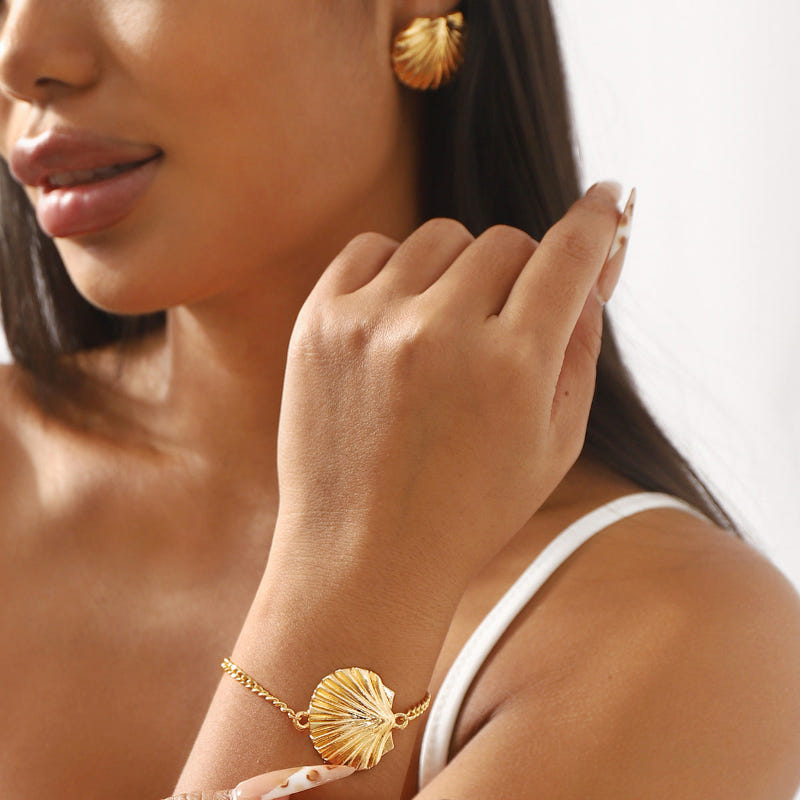 Gold-tone pearl bracelet with scallop seashell centerpiece and chain links